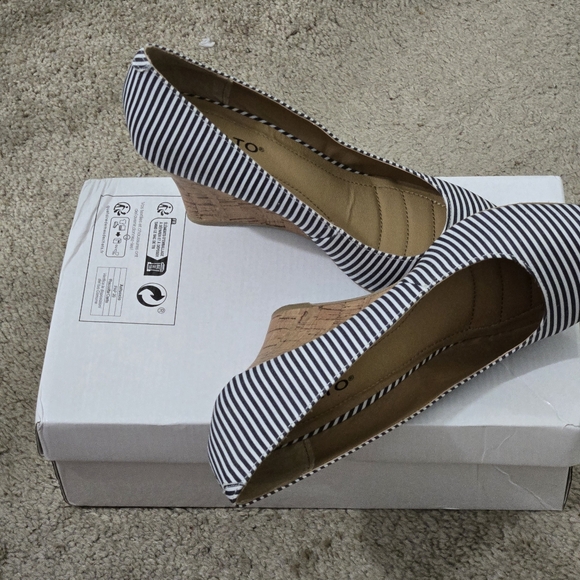 Rialto Corked Wedge Heels - Picture 4 of 6